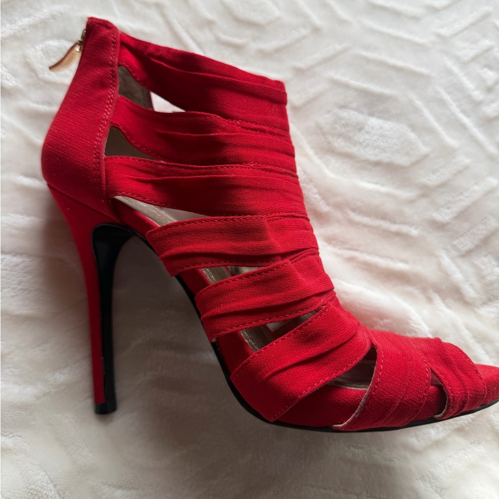 🔥 BCBG Red Gladiator-Style Strappy Heels – Size 8 – Worn Once! 🔥